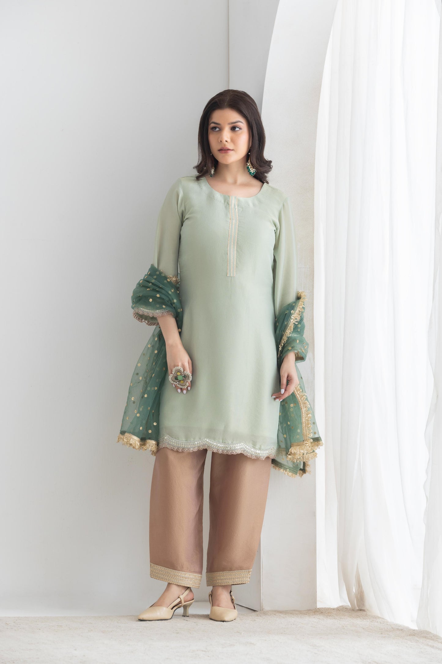 طقم بدلة كاليدار باللون البني الفول السوداني من براكريتي