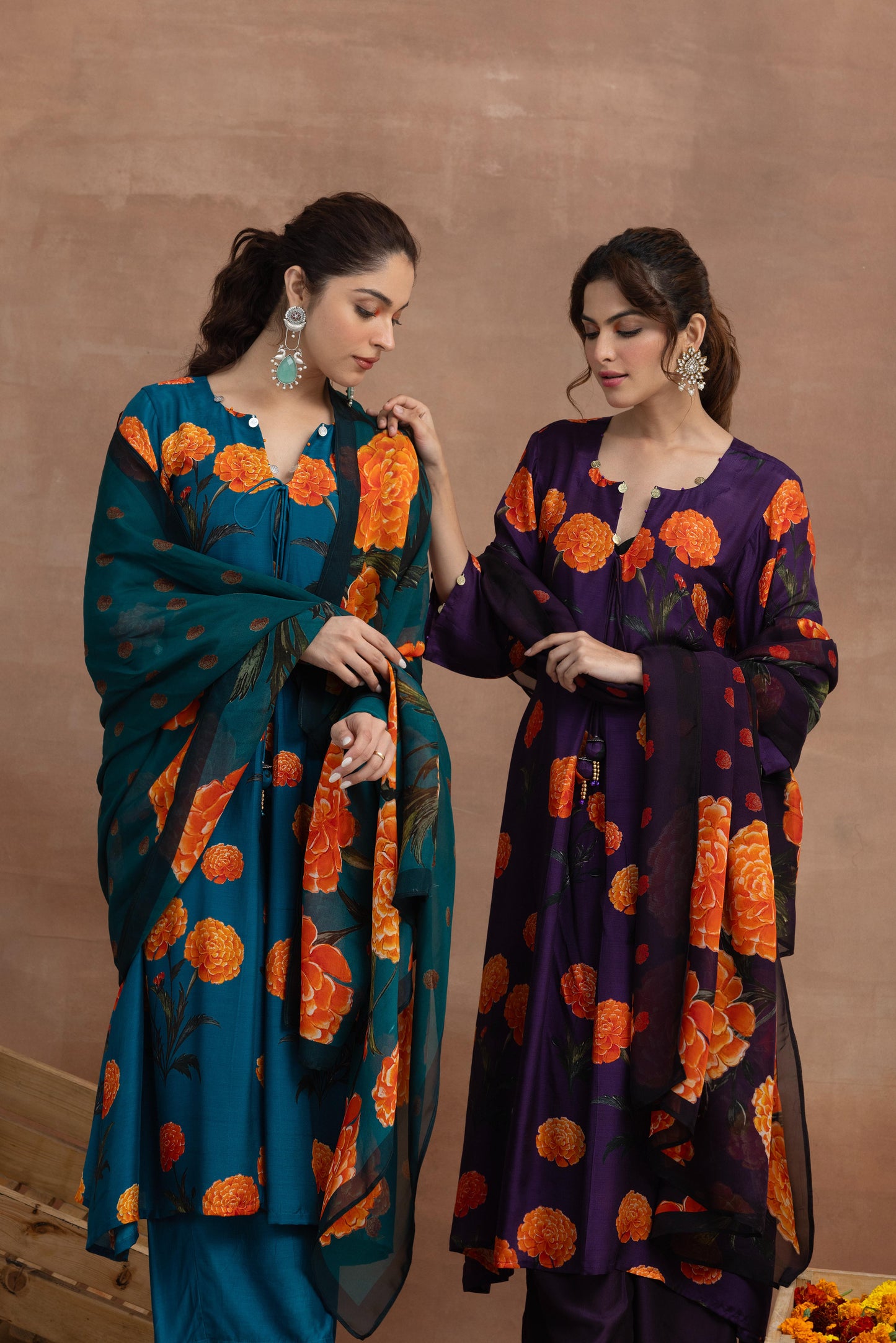 طقم بدلة مطبوعة باللون الكهرماني والأزرق المخضر