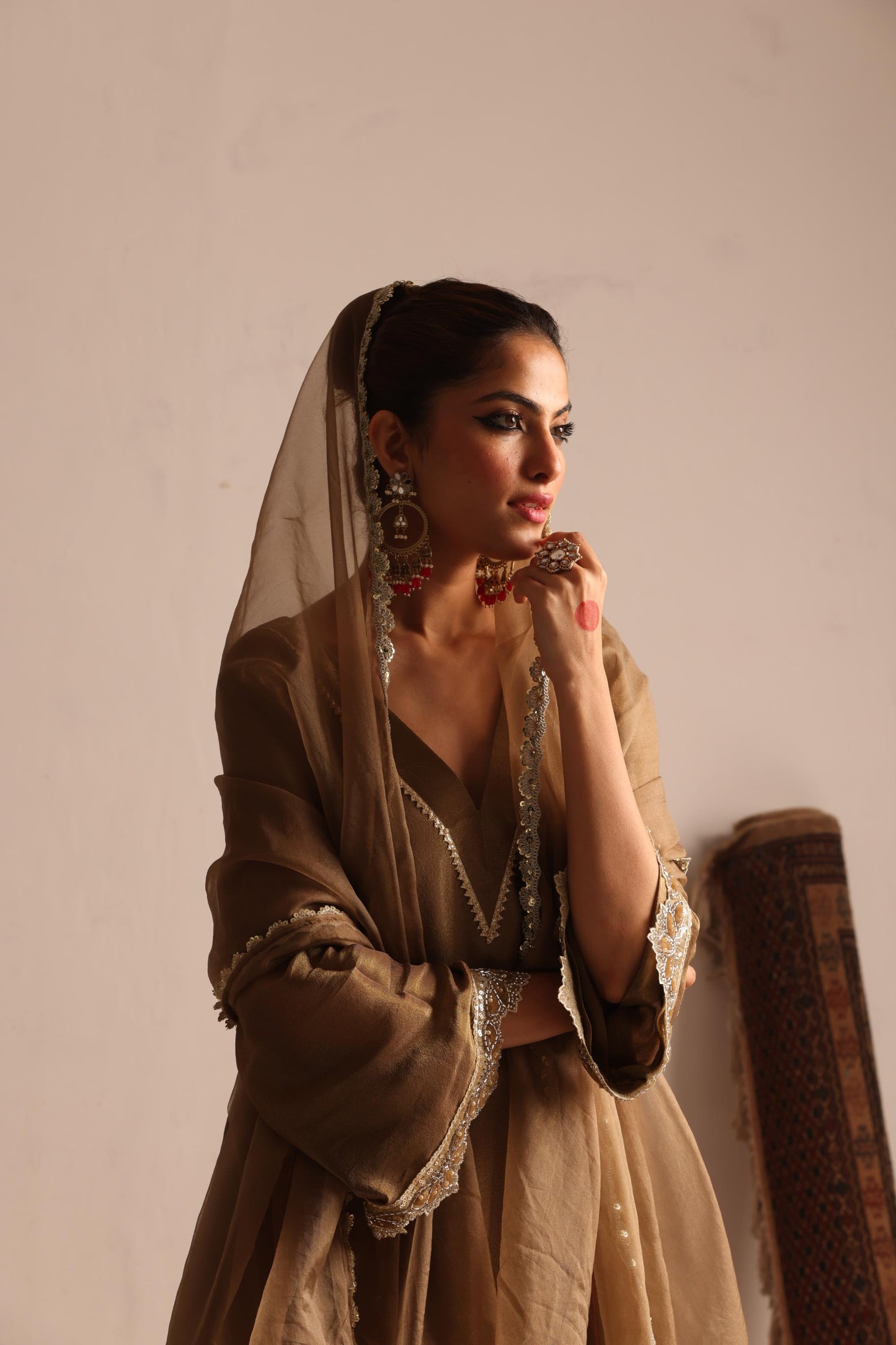 Rishu Lamba in Prakriti- طقم بدلة Kalidar بني الفول السوداني