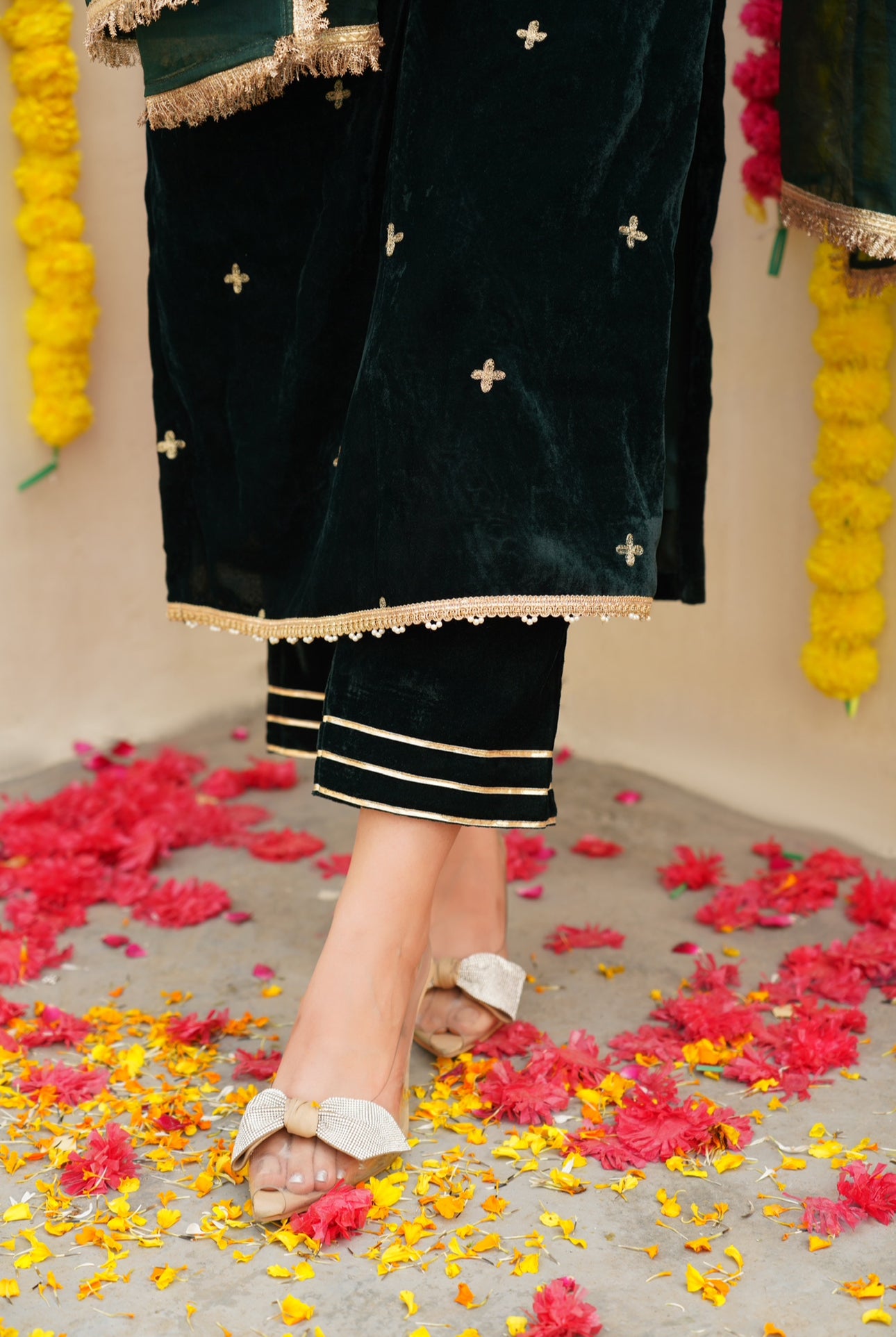 غونجان كونوار في رافينا - طقم بدلة مخملية باللون الأخضر الزجاجي