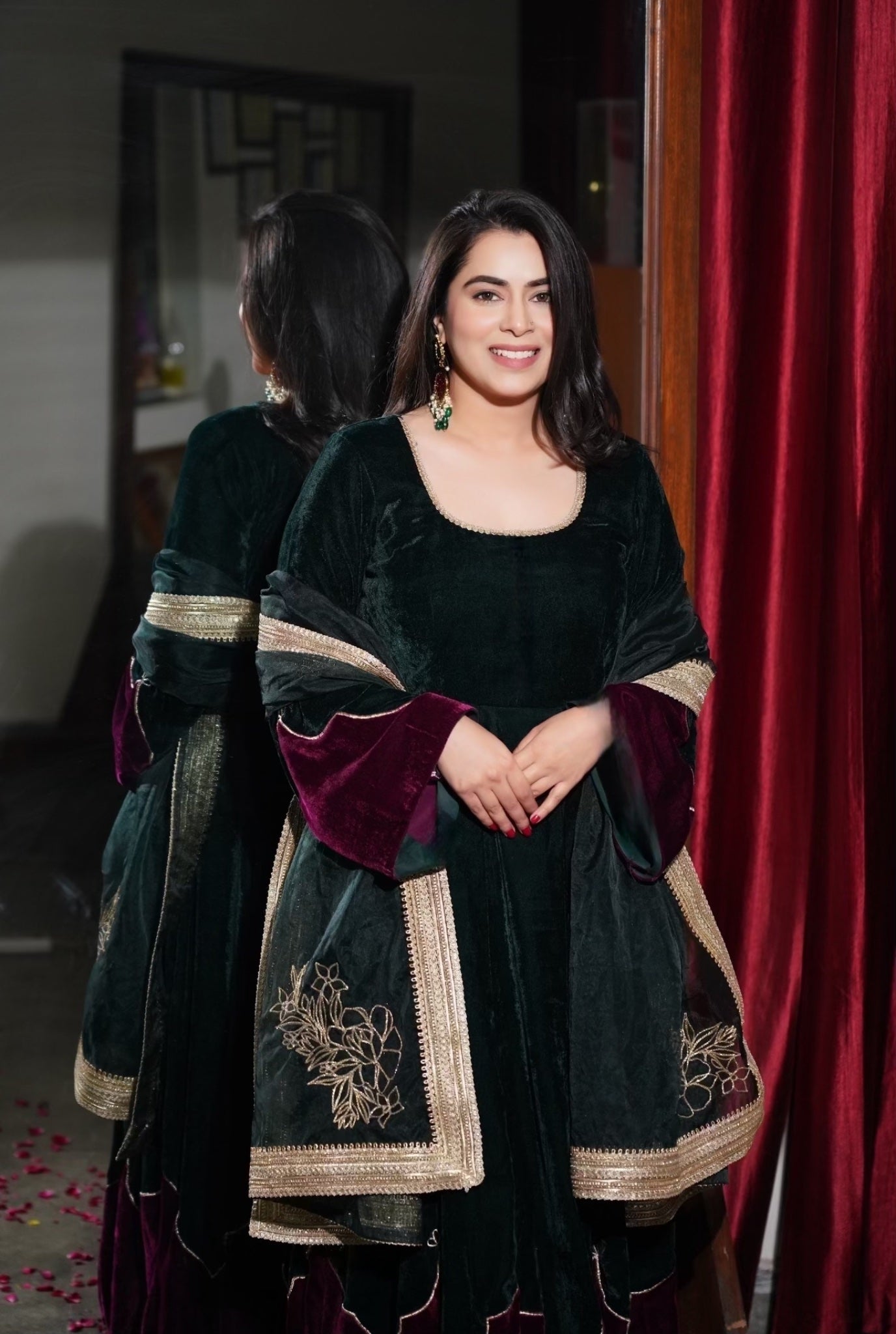 سواتي راثي في سوهاني - زجاجة خضراء مخملية - مجموعة أناركالي