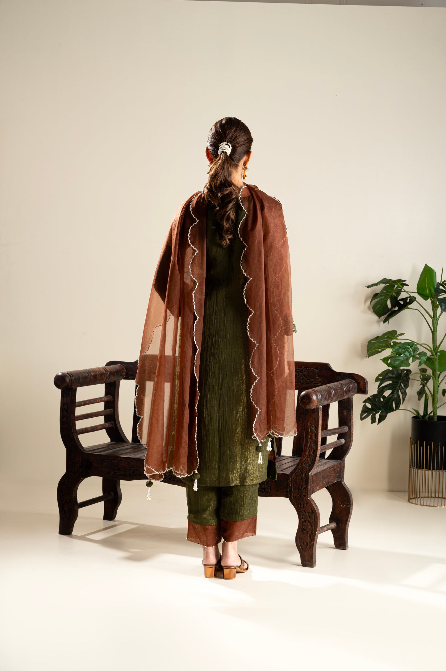 Ishita Debnath en ensemble costume vert CHINAR-OAK