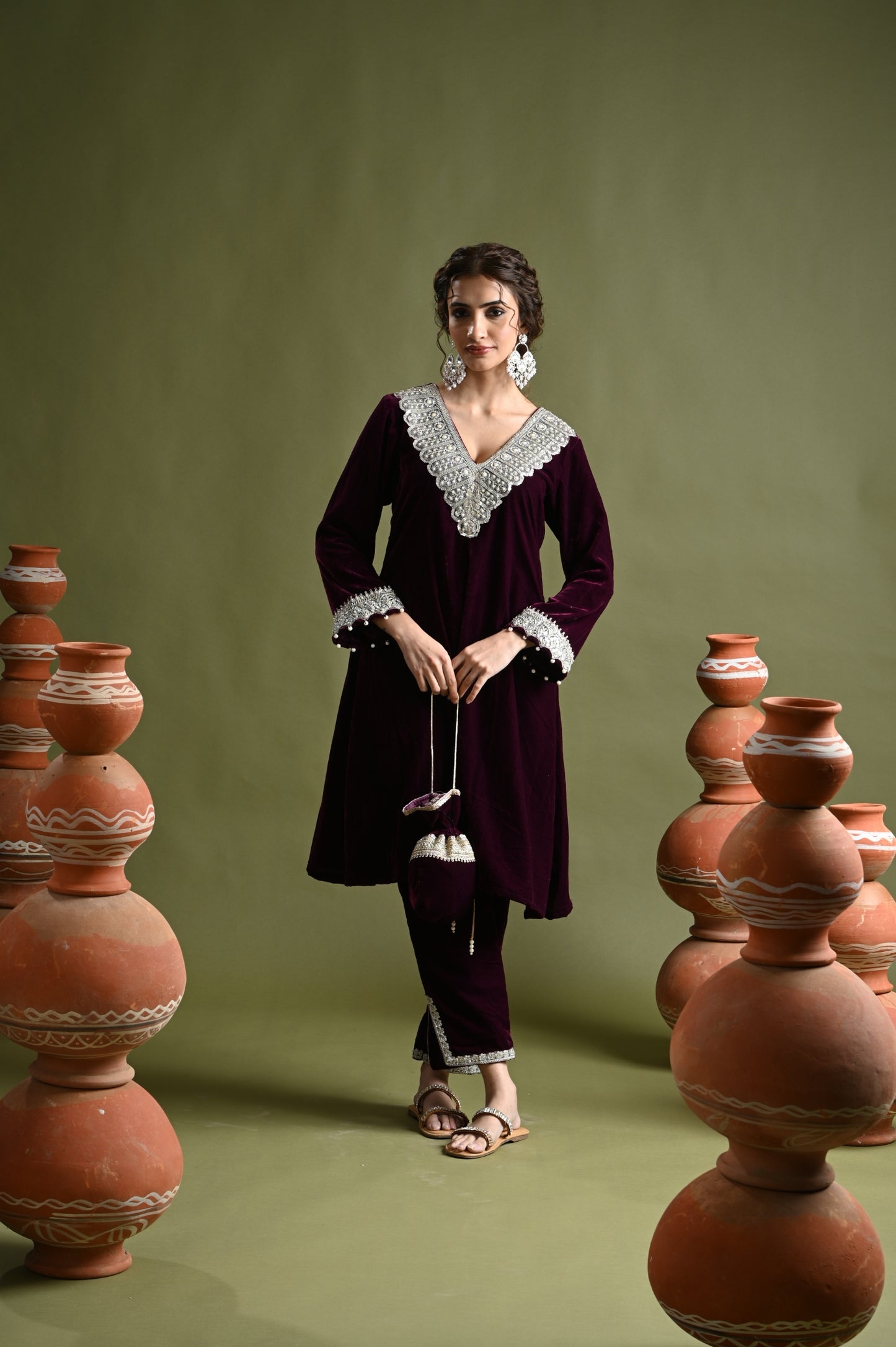 Esshanya Maheshwari في Kashmala - مجموعة منسقة النبيذ المخملية