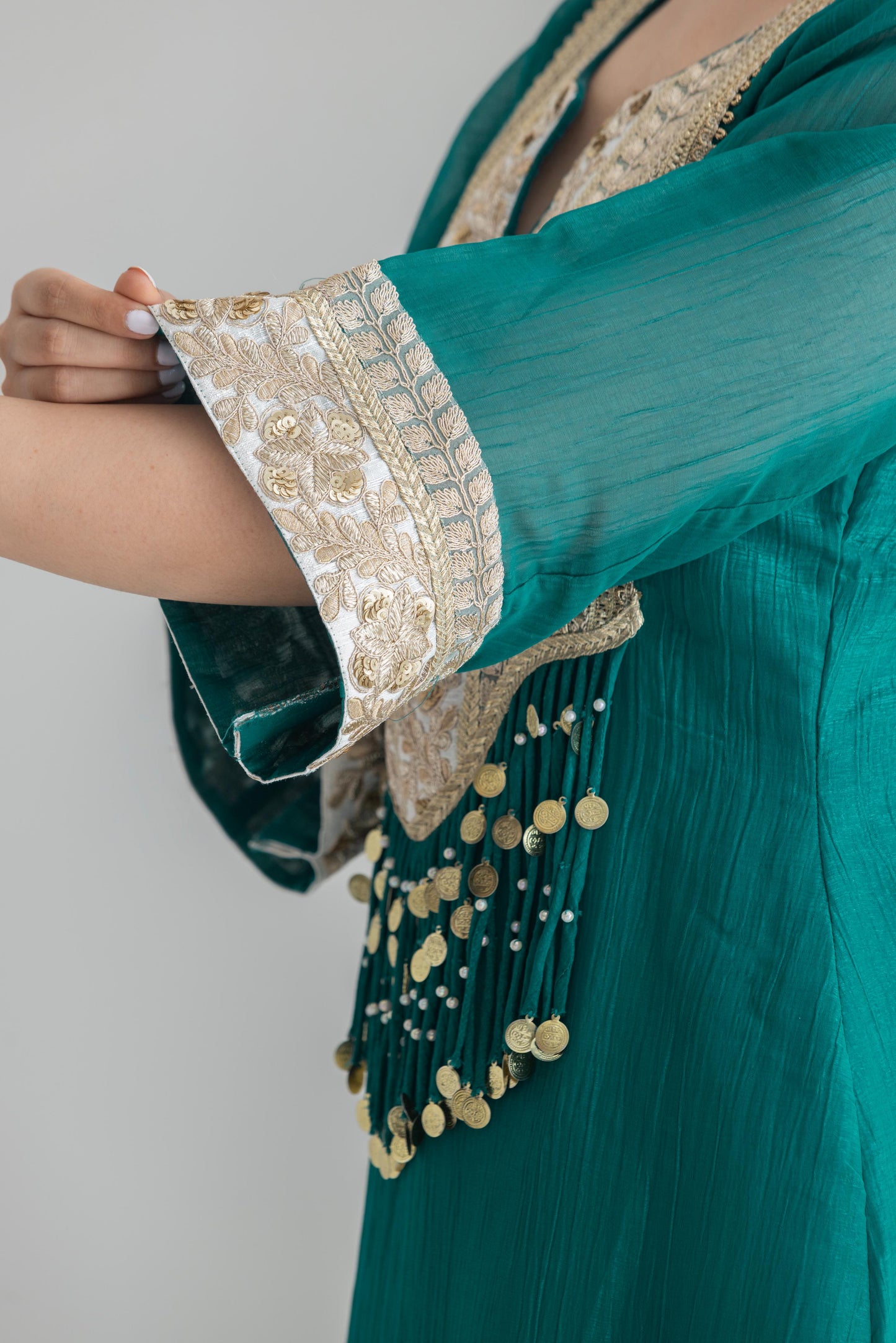 طقم بدلة كاليدار باللون البني الفول السوداني من براكريتي