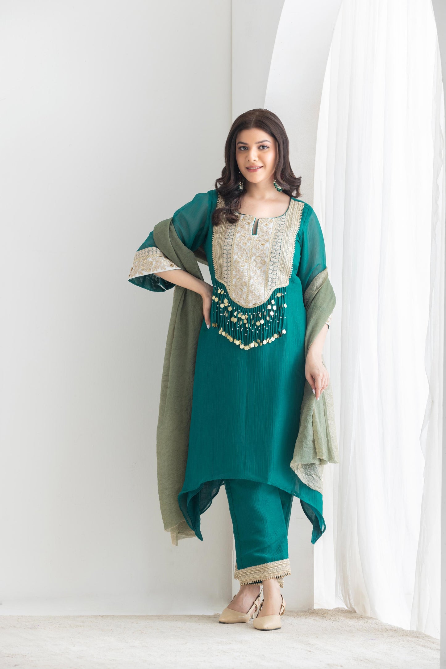 طقم بدلة كاليدار باللون البني الفول السوداني من براكريتي