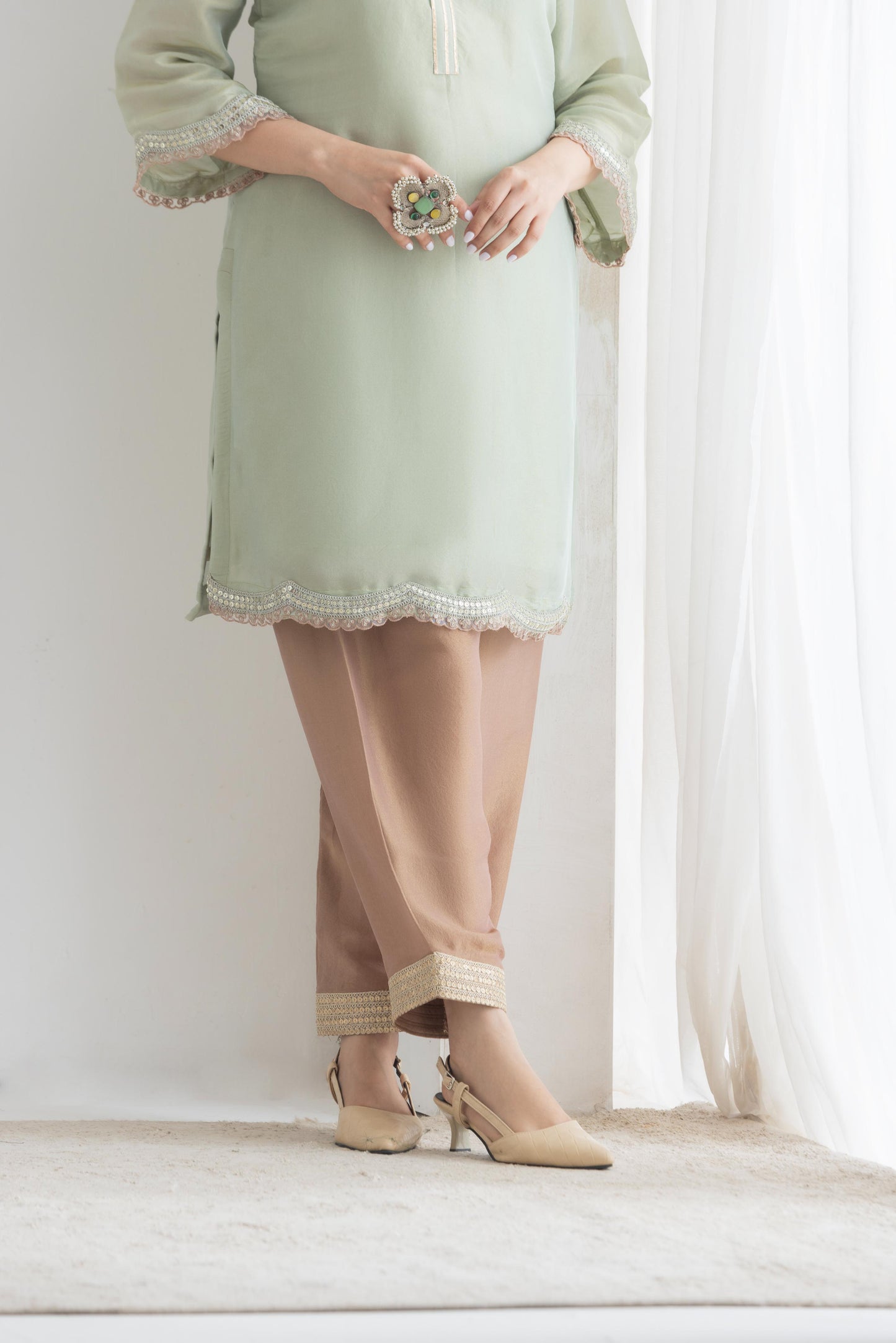 طقم بدلة كاليدار باللون البني الفول السوداني من براكريتي