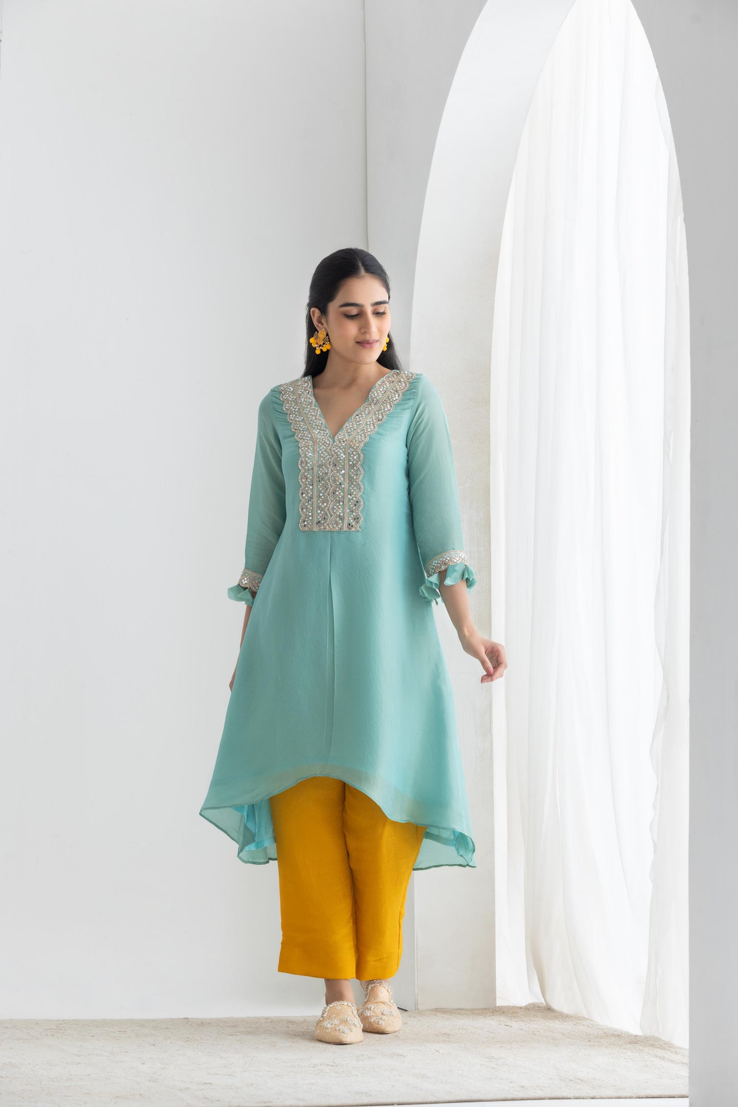 طقم بدلة كاليدار باللون البني الفول السوداني من براكريتي