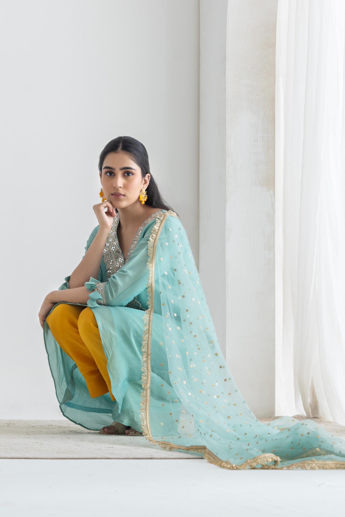 طقم بدلة كاليدار باللون البني الفول السوداني من براكريتي