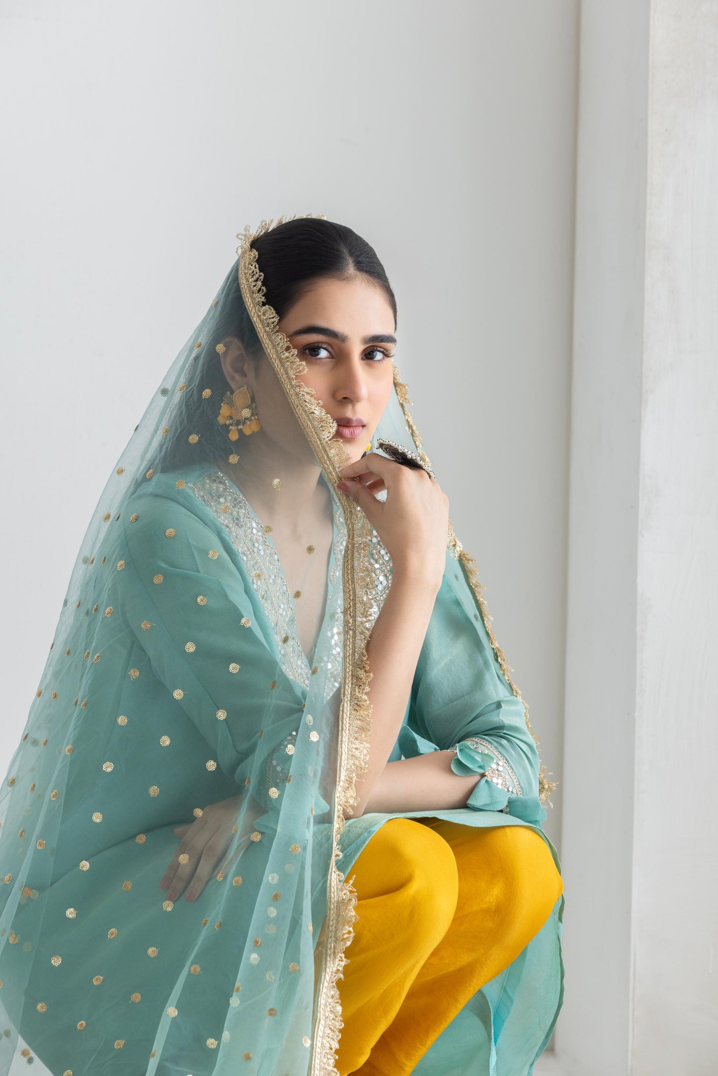 طقم بدلة كاليدار باللون البني الفول السوداني من براكريتي