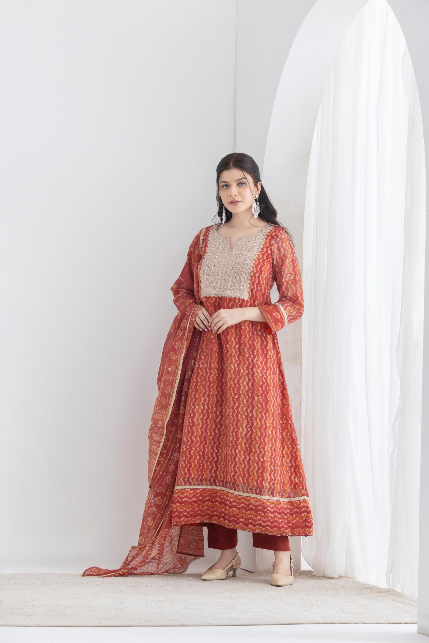 طقم بدلة كاليدار باللون البني الفول السوداني من براكريتي