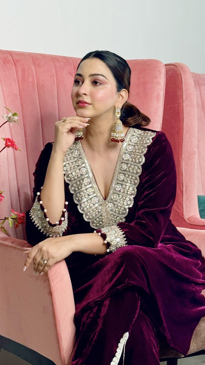 Esshanya Maheshwari في Kashmala - مجموعة منسقة النبيذ المخملية