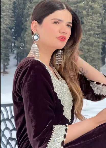 شاتكشي تومار في مجموعة طاهر براون المخملية