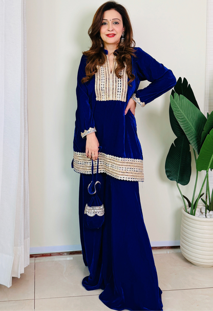 Geetika Sobti Prasad في طقم بدلة Inaya-Royal Blue Velvet -Garara