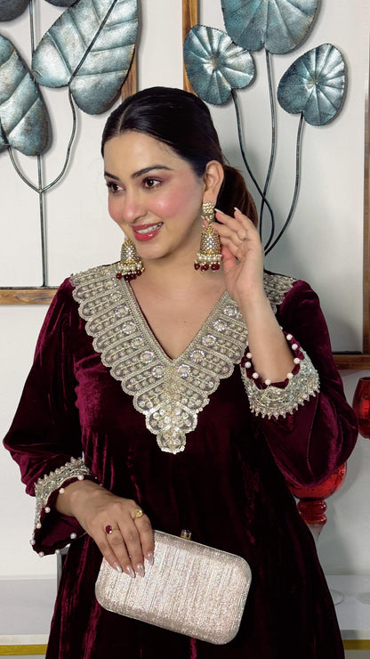 Esshanya Maheshwari في Kashmala - مجموعة منسقة النبيذ المخملية