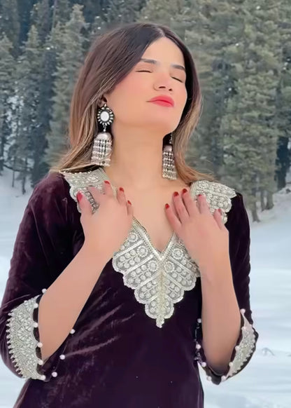 شاتكشي تومار في مجموعة طاهر براون المخملية