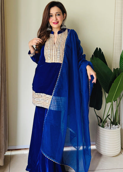 Geetika Sobti Prasad في طقم بدلة Inaya-Royal Blue Velvet -Garara