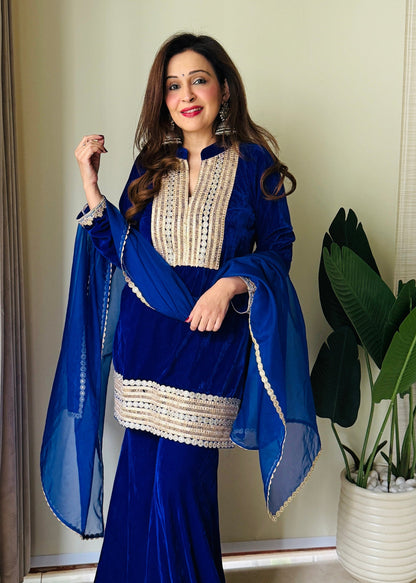 Geetika Sobti Prasad في طقم بدلة Inaya-Royal Blue Velvet -Garara