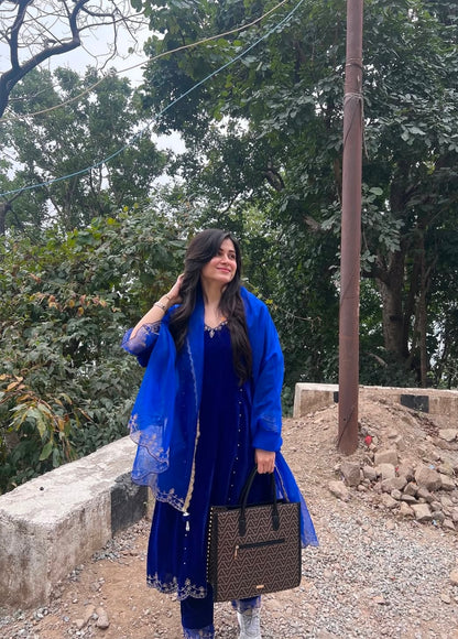 Gunjan Kunwar في مهفيش - طقم بذلة باللون الأزرق الملكي المخملي