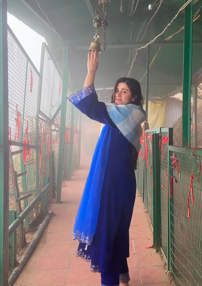Gunjan Kunwar في مهفيش - طقم بذلة باللون الأزرق الملكي المخملي