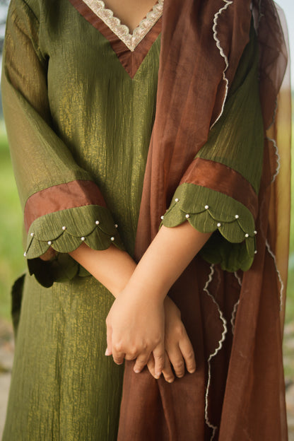 Ishita Debnath In Chinar-Oak Green Suit Set