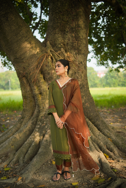 Ishita Debnath In Chinar-Oak Green Suit Set
