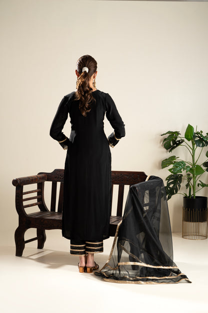 Jasnoor Anand In Kaashi-Black Suit Set