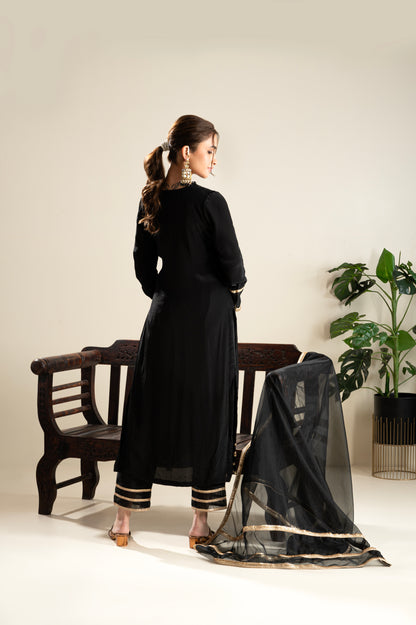 Jasnoor Anand In Kaashi-Black Suit Set