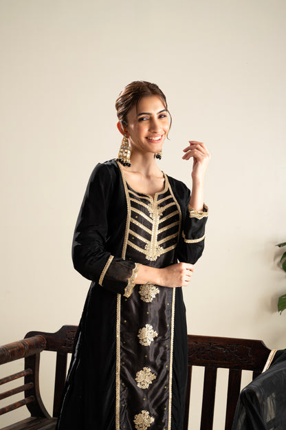 Jasnoor Anand In Kaashi-Black Suit Set