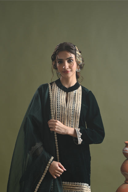 ريمشا - طقم بدلة مخملية خضراء اللون - جارارا