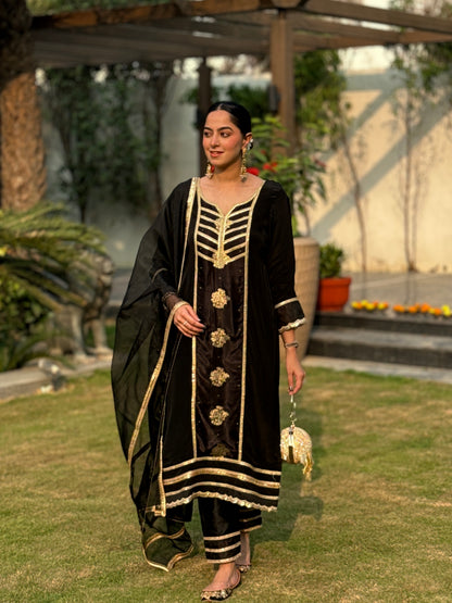 Jasnoor Anand In Kaashi-Black Suit Set