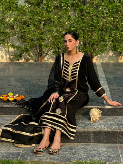 Jasnoor Anand In Kaashi-Black Suit Set