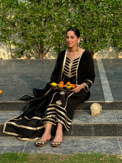Jasnoor Anand In Kaashi-Black Suit Set
