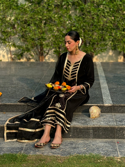 Jasnoor Anand In Kaashi-Black Suit Set