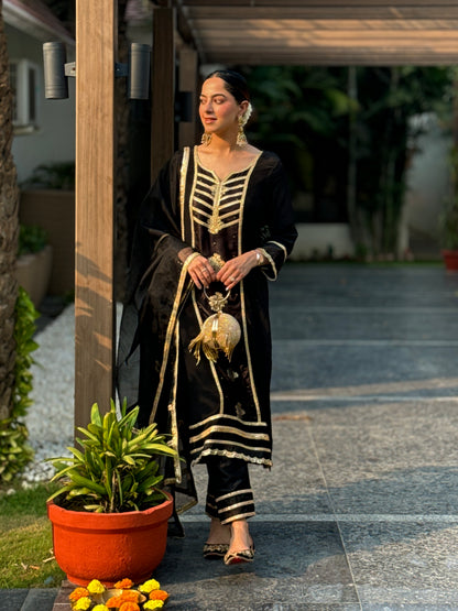 Jasnoor Anand In Kaashi-Black Suit Set