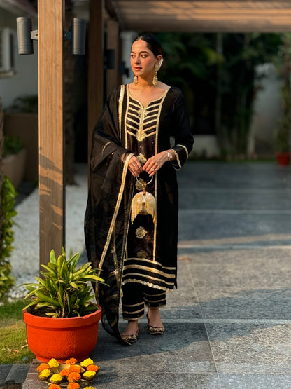 Jasnoor Anand In Kaashi-Black Suit Set