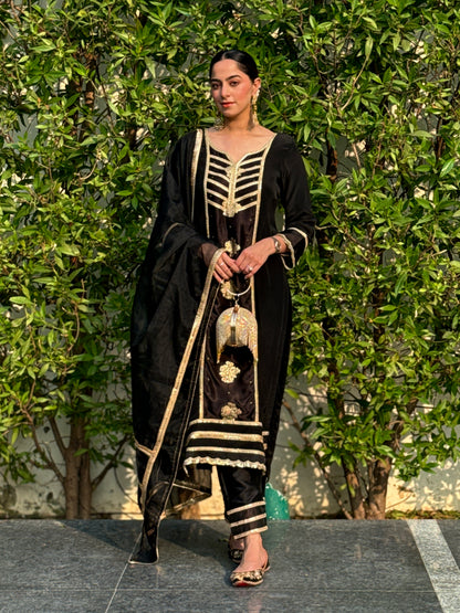 Jasnoor Anand In Kaashi-Black Suit Set