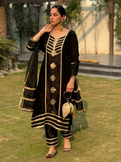Jasnoor Anand In Kaashi-Black Suit Set