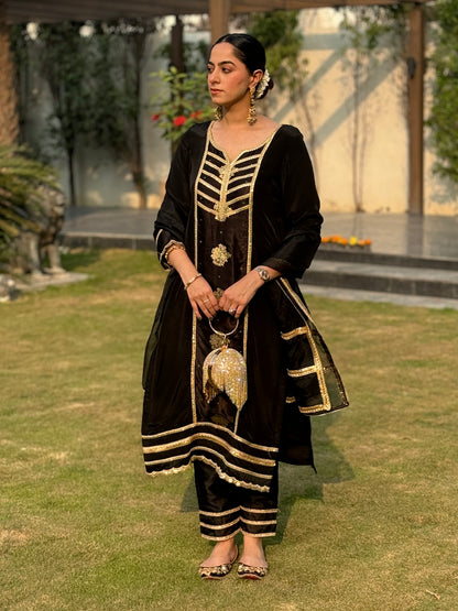 Jasnoor Anand In Kaashi-Black Suit Set